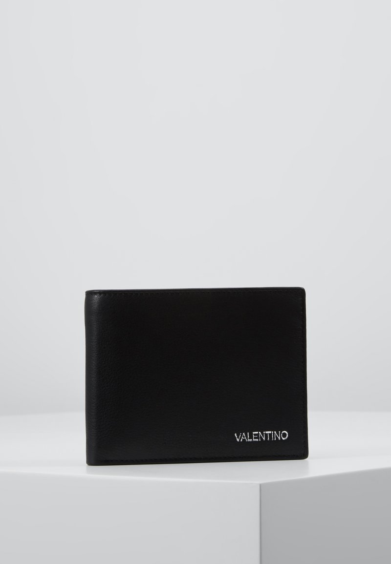 Portofel din piele neagră cu o textură netedă, formă rectangulară și logo-ul argintiu "VALENTINO" pe față. Design minimalist.