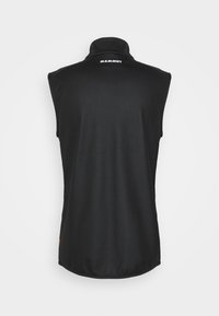 Zwarte mouwloze vest met een hoge kraag, gemaakt van glad materiaal. Bevat een klein wit logo op de achterkant en geen verdere ontwerpelementen.