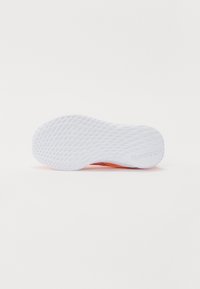 Suola di scarpa Reebok con una superficie in gomma bianca testurizzata e un accento arancione. Presenta un battistrada a motivo diamante per una migliore aderenza.