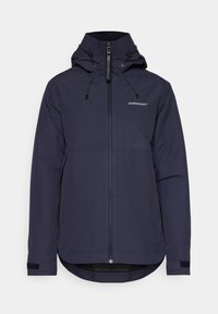 Granatowa wodoodporna kurtka z wysokim kołnierzem, regulowanym kapturem, pełnym zamkiem błyskawicznym i elastycznymi mankietami. Posiada logo na piersi i luźny krój.