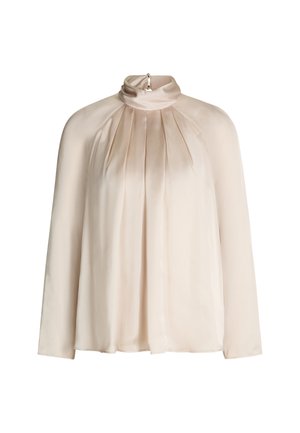 Blusa in satin beige a maniche lunghe e collo alto con fronte plissettato e piccola apertura a bottone nella parte posteriore del collo.