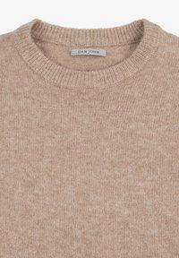 Hellbraunes Rundhals-Sweatshirt aus weichem Stoff, mit einem gerippten Halsausschnitt und subtiler Textur im gesamten Material.