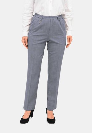 Grijze op maat gemaakte broek met een elastische tailleband en zijzakken, met een subtiel ruitpatroon. G gedragen met zwarte hakken.