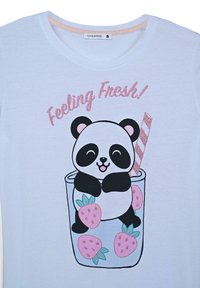 T-shirt azzurro chiaro con una grafica di un panda in una bevanda con fragole rosa e una cannuccia a righe rosa. Il testo recita "Feeling Fresh!" in glitter.