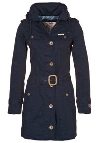 Navy blue naisten takki, jossa on huppu, napit edessä, vyötärön vyö ja kaksi sivutaskua. Korostaa kontrastiväristä punaista tikkausta ja kultaisia yksityiskohtia.