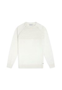 Weißer Strickpullover mit strukturiertem Schulterdesign, Rundhalsausschnitt, langen Ärmeln und einem kleinen Reißverschlussdetail an der Kragenöffnung.