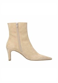 Bottine beige en suède avec bout pointu, fermeture éclair latérale et talon stiletto de hauteur moyenne, vue de côté extérieur sur fond blanc.