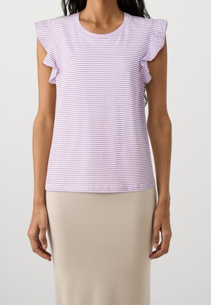Helllila gestreiftes T-Shirt mit kurzen Rüschensleeves, Rundhalsausschnitt und weichem Baumwollstoff, kombiniert mit einem neutralen, figurbetonten Rock.