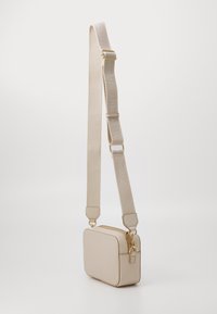Tommy Hilfiger LOGO CAMERA BAG - Umhängetasche - sugarcane