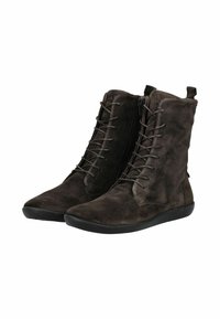 Stivaletti in suede marrone scuro con lacci frontali, cerniere laterali, punte arrotondate e suole in gomma nera, mostrati su uno sfondo bianco.