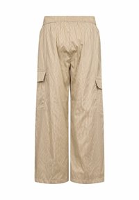 Beige cargo bukser med lodrette striber, elastisk talje, brede ben og to sidelommer. Fremstillet af et let materiale med en glat tekstur.