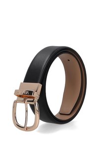 Zwarte leren riem met een gladde textuur, voorzien van een glanzende gouden metalen gesp en een rechthoekige sluiting. De binnenzijde is beige.