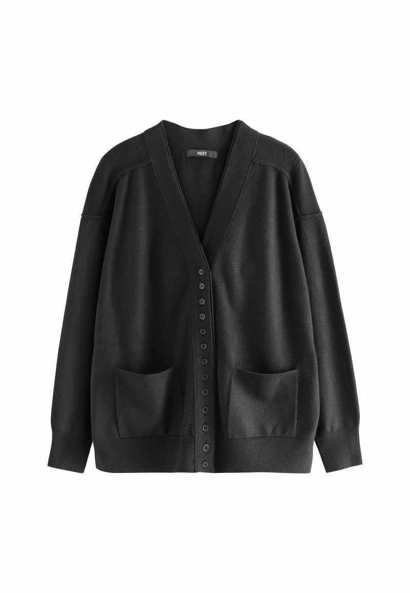 Zwarte cardigan gemaakt van zachte stof met een V-hals, voorzien van een knoopsluiting, twee grote voorkruiken en verlaagde schoudernaden.
