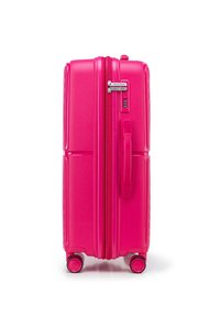 Maleta rígida de color rosa brillante con una superficie texturada, doble cremallera, candado de combinación y cuatro ruedas para un transporte fácil.