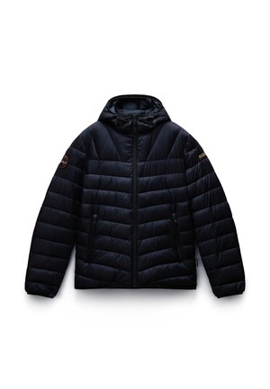 Veste noire matelassée avec capuche, fermeture éclair à l'avant, deux poches zippées et écussons de marque sur le haut des manches.