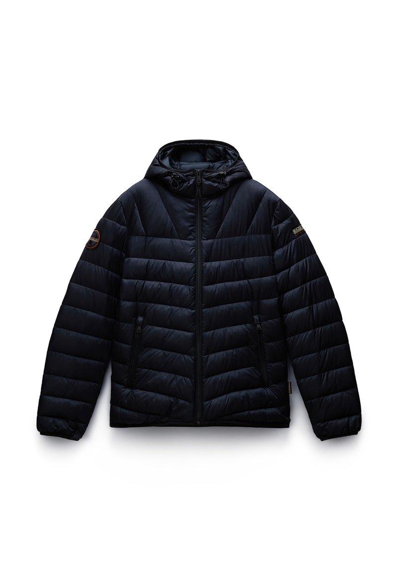 Veste noire matelassée avec capuche, fermeture éclair à l'avant, deux poches zippées et écussons de marque sur le haut des manches.