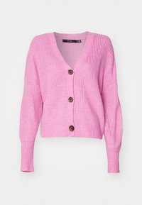 Rosa stickad cardigan med V-ringning, långa ärmar och fyra bruna knappar. Strukturerad tyg med ribbad kant vid ärmar och nederkant.