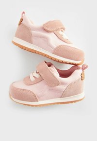 Rosa sneakers med en blandning av slät tyg och mockadetaljer. Kardborreband och snören, gummisål och en strukturerad yta.