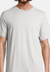 Graues Baumwoll-T-Shirt mit klassischem Rundhalsausschnitt und kurzen Ärmeln; glatte Textur, lockere Passform und minimales Design ohne Grafiken.
