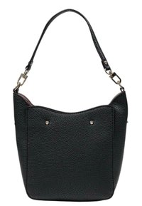 Zwarte leren handtas met een textuurafwerking, een enkele schouderriem en goudkleurige accenten. Heeft een gebogen vorm en minimale details.
