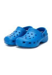 Zuecos de plástico azul con forma redondeada, parte trasera abierta, agujeros de ventilación y una correa texturizada en el lado para un ajuste seguro.