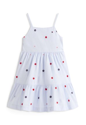 Vestito senza maniche a righe azzurro chiaro e bianco con spalline sottili, gonna a balze e ricami floreali piccoli rossi e blu navy sparsi.