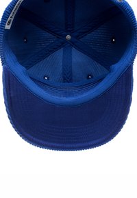 Cappello da baseball blu con visiera piatta, design strutturato e fodera in rete. L'interno presenta una fascia circolare assorbente e fori di ventilazione.