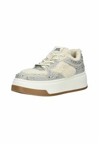 Sneaker grigio e bianco con una parte superiore testurizzata e un bordo peloso, impreziosita da accenti metallici e una spessa suola bianca con un fondo marrone.