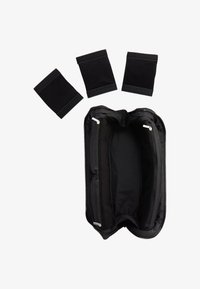 Bolsa de viaje rectangular negra con dos compartimentos con cremallera y tres pequeñas bolsas de tela negras con tiras de velcro encima.