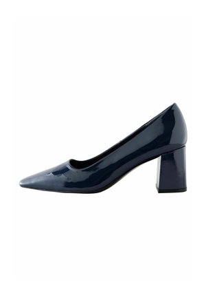 Escarpin pour femme en cuir verni bleu marine avec bout pointu et talon bloc épais, vue de côté sur fond blanc.