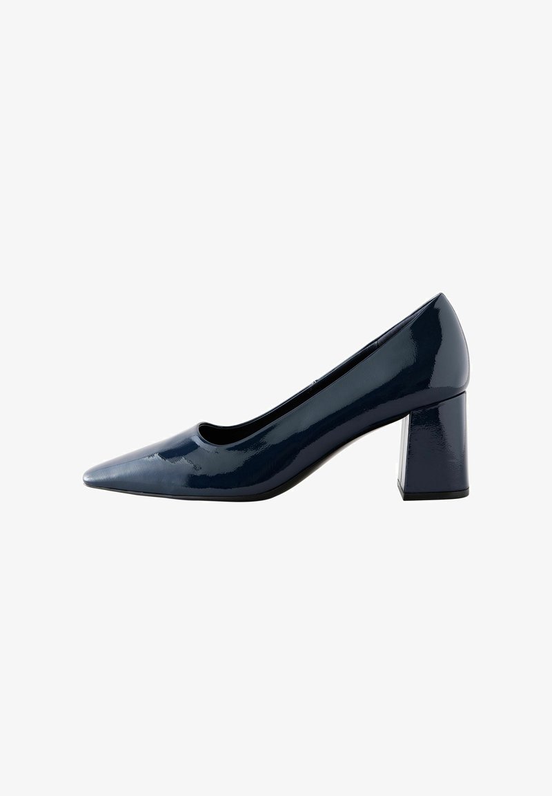 Escarpin pour femme en cuir verni bleu marine avec bout pointu et talon bloc épais, vue de côté sur fond blanc.
