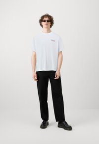 Jack & Jones JORKATANA TEE CREW NECK UNISEX - Majica kratkih rukava s printom - bright white