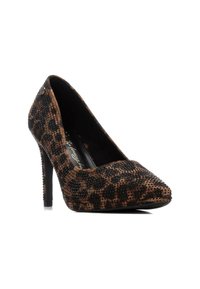 Zapato de tacón alto con estampado de leopardo, punta afilada, superficie texturizada y pequeños detalles de tachuelas negras. Tacón de aguja y forro interior suave.