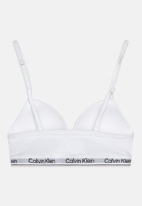 Vitt bh med triangulära kupor, justerbara remmar och en svart och grå Calvin Klein-logoband längst ner. Slät textur.