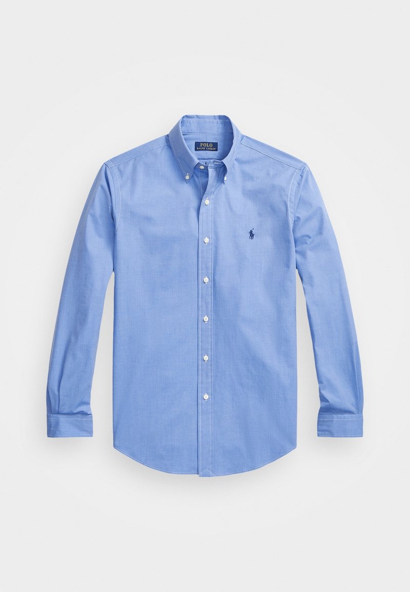 Camisa de manga larga azul claro con botones, cuello abotonado y pequeño logotipo bordado en el lado izquierdo del pecho.