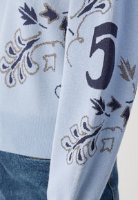 Scotch & Soda RELAXED PULLOVER - Jersey de punto - faded denim