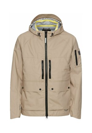 Beige waterdichte jas met capuchon, voorzien van zwarte ritszakken, drukknoopsluiting aan de voorkant en een geel gevoerd interieur.