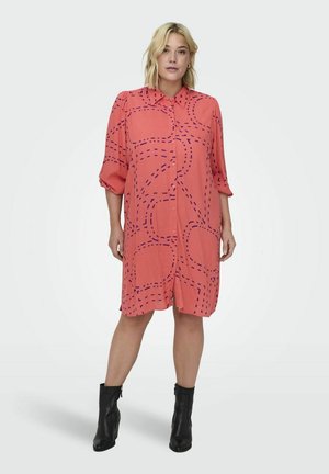 Robe chemise rose corail avec un devant à boutons, des manches longues et un motif en pointillé violet. Fabriquée en tissu léger, elle présente une coupe décontractée.