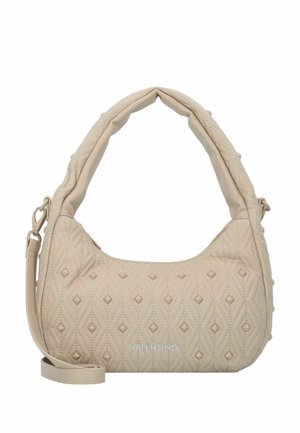 Beige Handtasche mit Steppdesign und rundem Griff, ausgestattet mit Gummistiften auf der Vorderseite, verstellbarem Tragegurt und einem glänzenden Logodetail.