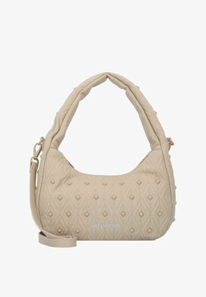 Beige Handtasche mit Steppdesign und rundem Griff, ausgestattet mit Gummistiften auf der Vorderseite, verstellbarem Tragegurt und einem glänzenden Logodetail.