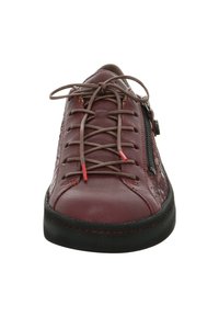 Rote Leder Schuhe mit braunen Schnürsenkeln, einem seitlichen Reißverschluss, texturierten Akzenten und einer schwarzen Gummisohle. Die Schnürsenkel haben rote Spitzen.