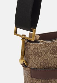 Guess VEZZOLA UNISEX - Axelremsväska - beige/brown
