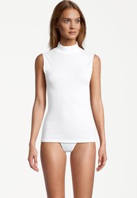 Haut sans manches blanc à col montant, au design ajusté, fabriqué en tissu de coton lisse, avec une construction sans coutures et un style minimaliste.