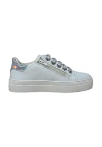 Sneaker bianco con finitura lucida, caratterizzato da un accento olografico sul tallone, occhielli argento e una cerniera laterale. Suola bianca spessa con grip testurizzato.