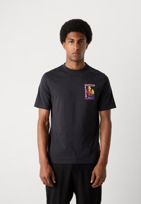 Sort bomulds t-shirt med rund halsudskæring, med et farverigt grafisk print på venstre brystområde, korte ærmer og lige pasform.