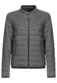 Polstret grå jakke med ståkrave, frontlynlås og sidelommer. Har horisontal quiltet tekstur og sort kant ved ærmer og bund.