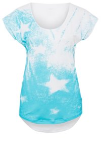 Camiseta azul y blanca con escote redondo, de manga corta, que presenta un patrón de estrellas y un dobladillo trasero ligeramente más largo. Textura de tela suave.