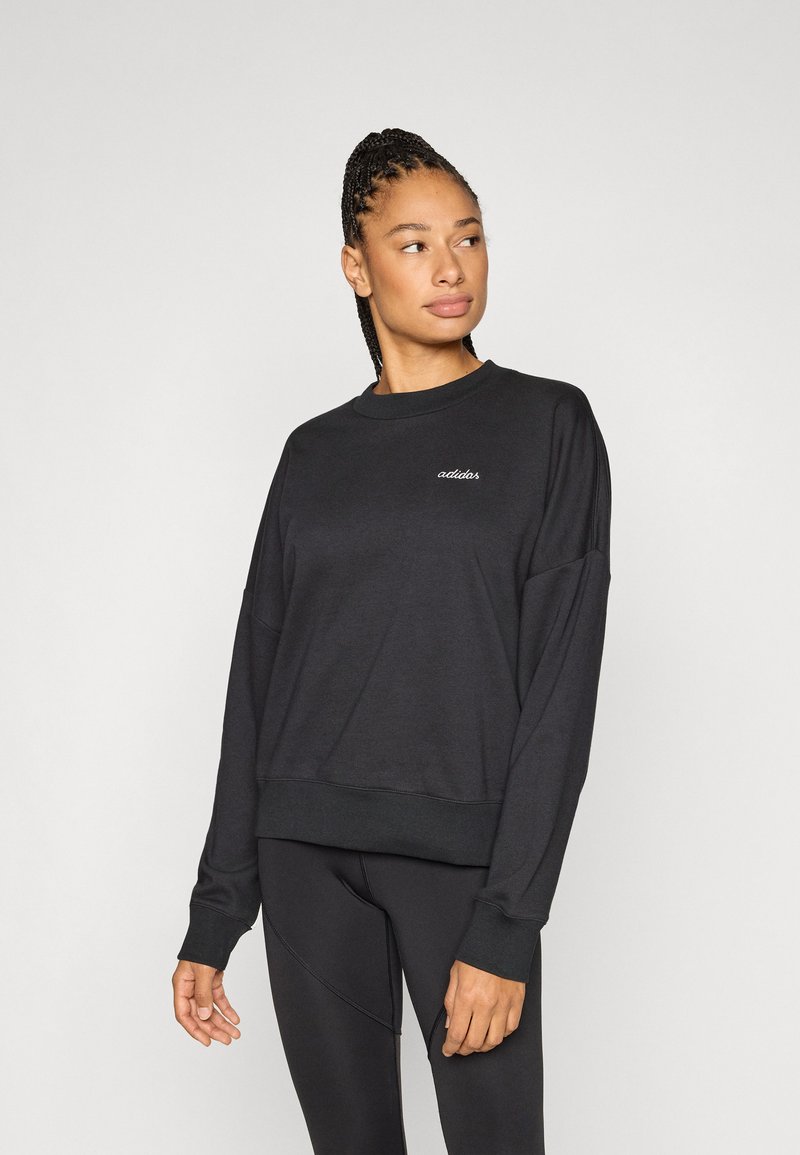 Μαύρο φούτερ με στρογγυλή λαιμόκοψη και χαλαρή εφαρμογή. Διαθέτει κεντημένο λογότυπο στο στήθος και ριμπ μανσέτες. Το υλικό φαίνεται μαλακό.