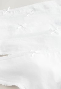 Unselected, white