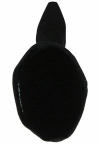 Zapato de tacón alto de ante negro con punta afilada y textura suave. La suela muestra una ligera curvatura para una silueta elegante.